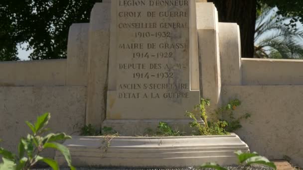 Наклон Памятника Жану Оссоле Грасс — стоковое видео