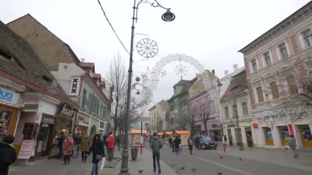Noel Süsleriyle Dolu Bir Sokak — Stok video
