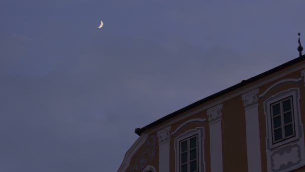 Luna Sobre Edificio — Vídeo de stock