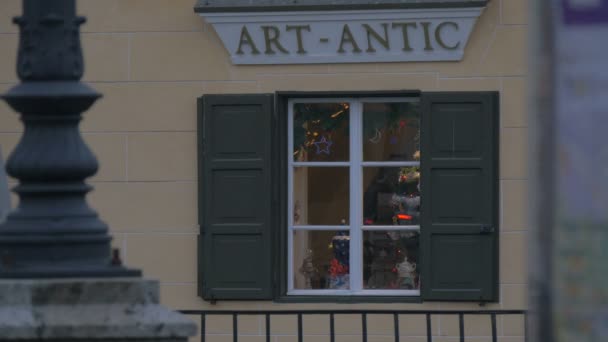 Árbol Navidad Visto Través Una Ventana — Vídeos de Stock