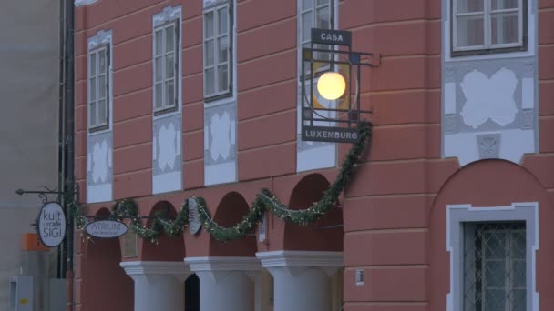 Kırmızı Bir Binanın Noel Süslemeleri — Stok video