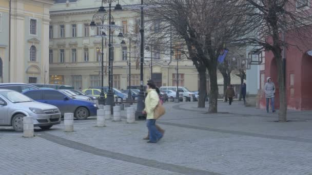 Küçük Bir Meydanda Yürüyen Insanlar — Stok video