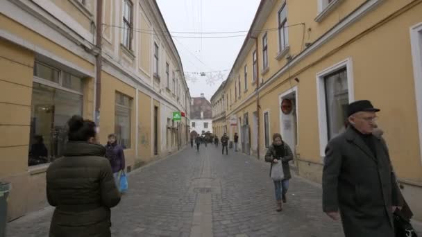 Menschen Gehen Auf Der Matei Corvin Straße — Stockvideo