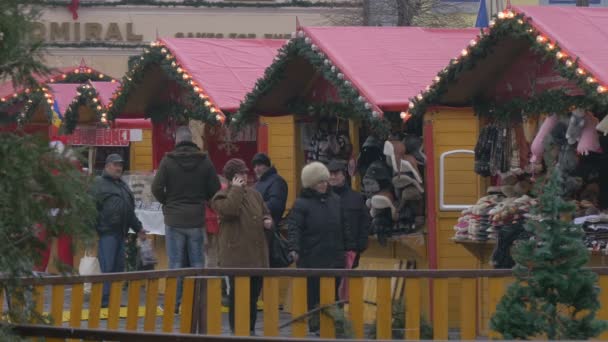 Mensen Lopen Bij Kerststalletjes — Stockvideo