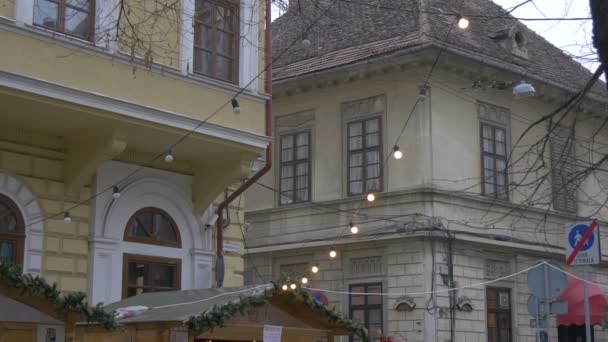 圣诞灯和两座老房子 — 图库视频影像