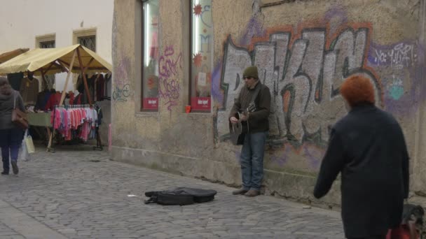 Hombre Tocando Guitarra Por Una Pared Graffiti — Vídeos de Stock