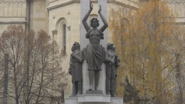 Памятник Скульптурами Солдат — стоковое видео