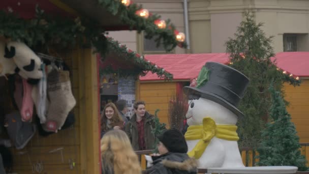 Snögubbe Nära Ett Julstånd — Stockvideo