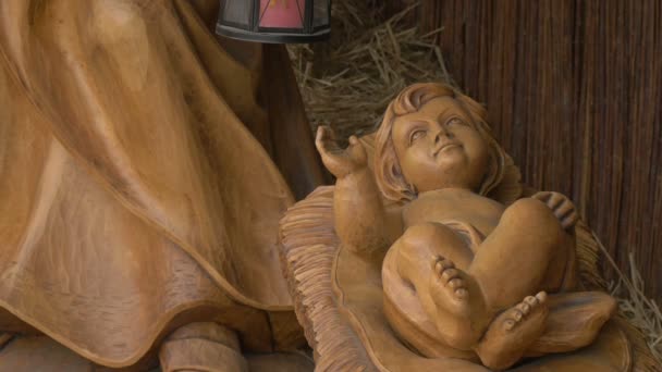 赤ん坊の像を見る イエス彫刻 — ストック動画
