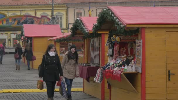 Жінки Ходять Різдвяному Ринку — стокове відео