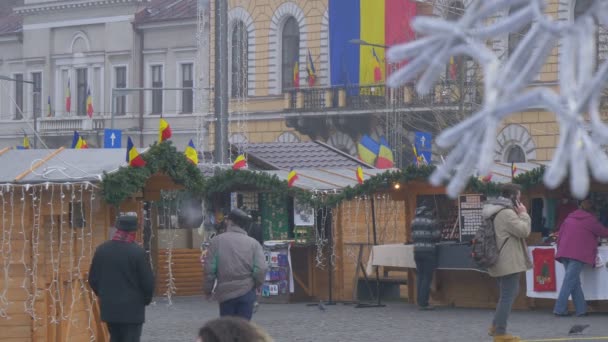 Människor Som Besöker Julmarknaden — Stockvideo