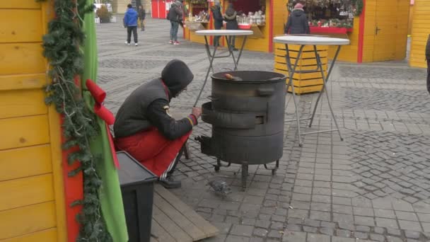 Ember Közel Egy Régi Tűzhely Egy Karácsonyi Piacon — Stock videók