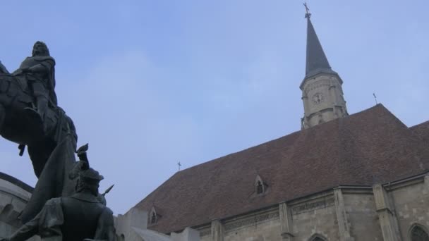 Telhado Igreja Uma Estátua Equestre — Vídeo de Stock