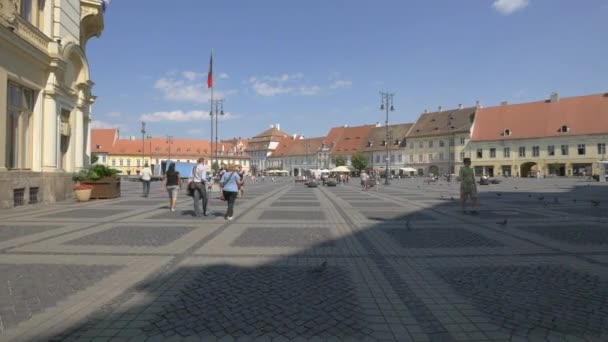 Promenader Stora Torget Sibiu — Stockvideo