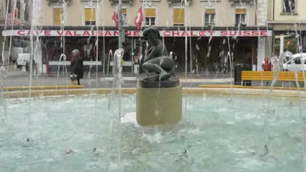 Statua Nel Mezzo Una Fontana Sorgiva — Video Stock