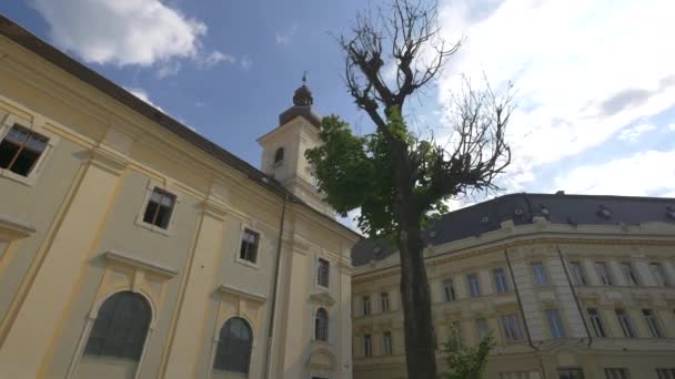 Nízký Úhel Římskokatolické Církve Sibiu — Stock video