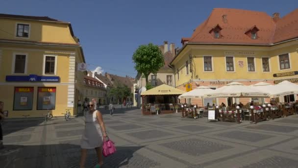 Gele Gebouwen Het Centrum Van Sibiu — Stockvideo