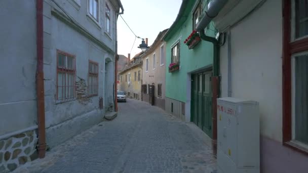 Huizen Een Smalle Straat — Stockvideo