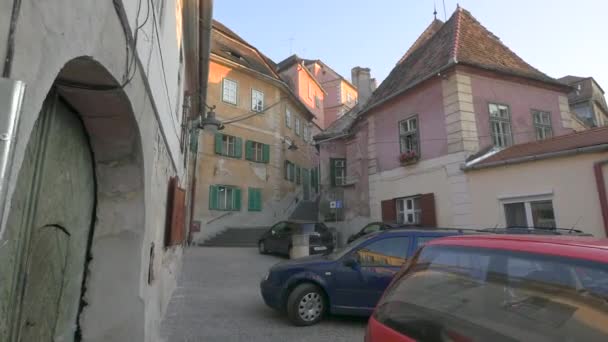 Voitures Garées Dans Une Rue Étroite — Video