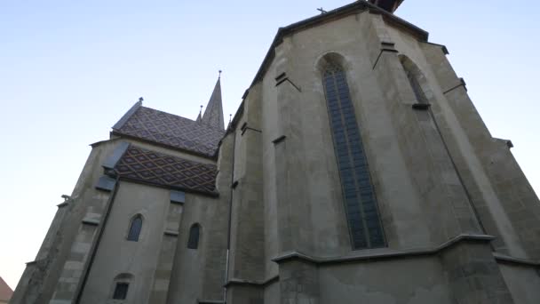 Låg Vinkel Den Lutherska Katedralen Sibiu — Stockvideo