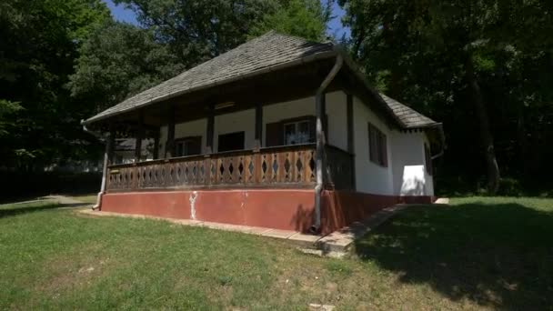 Ρουμανικό Σπίτι Ξύλινη Βεράντα — Αρχείο Βίντεο