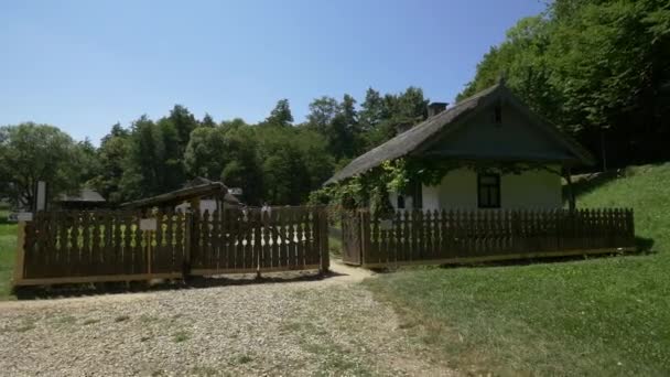 Tradiční Rumunský Dům Dřevěným Plotem — Stock video