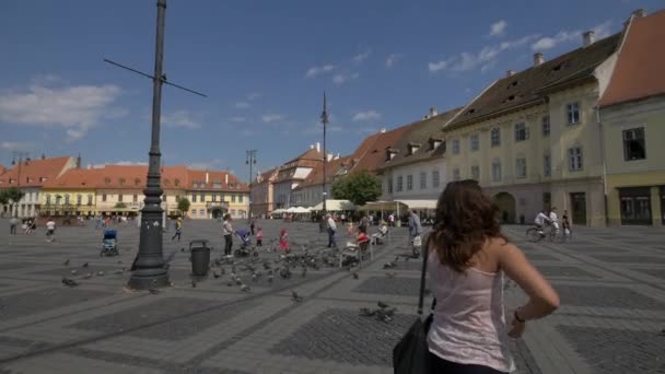Turistas Gente Plaza Grande Sibiu — Vídeo de stock