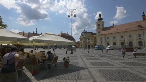 Toeristen Bezoeken Het Grote Plein Van Sibiu — Stockvideo