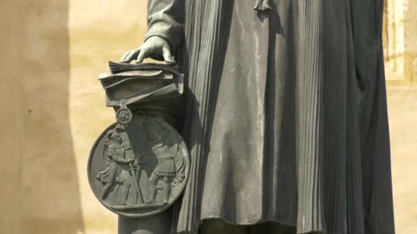 Detail Der Statue Von Bischof Georg Daniel Teutsch — Stockvideo