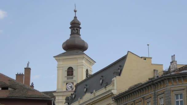 Der Turm Der Römisch Katholischen Kirche Sibiu — Stockvideo