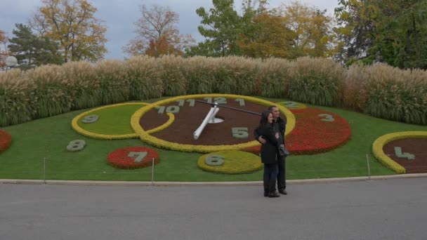 Touristen Der Nähe Der Horloge Fleurie Genf — Stockvideo