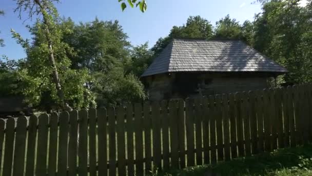 Trästaket Som Omger Ett Traditionellt Hus — Stockvideo