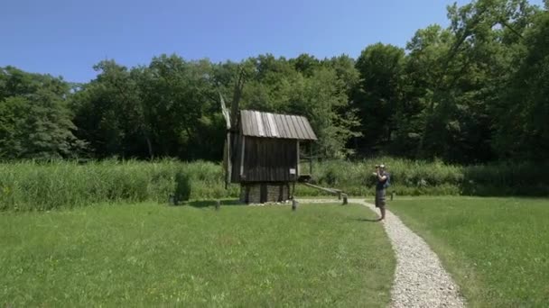 Sibiu Daki Astra Müzesi Nde Yel Değirmeni Ziyareti — Stok video