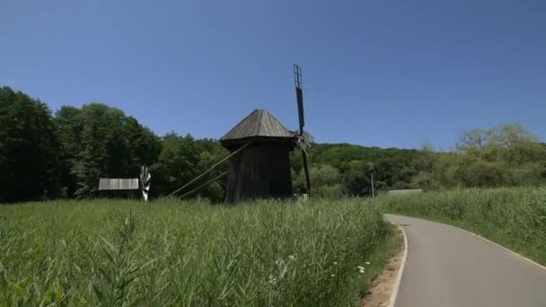 Väderkvarnar Astra Museum Sibiu — Stockvideo