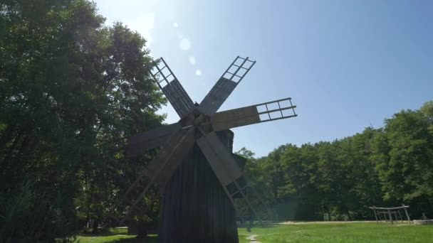 Lage Hoek Van Een Houten Windmolen — Stockvideo