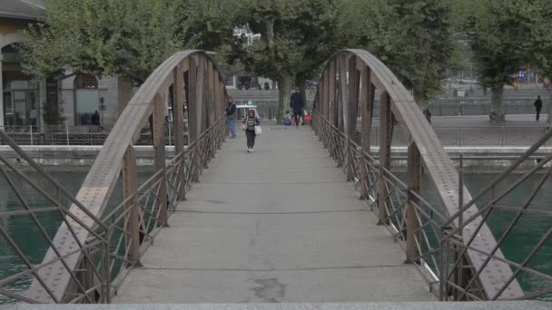 日内瓦的行人天桥 — 图库视频影像