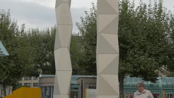 在日内瓦安装两个雕塑柱 — 图库视频影像