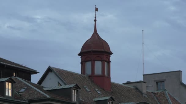 Mała Czerwona Wieża Dachu Budynku — Wideo stockowe
