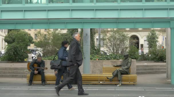 Dos Hombres Sentados Banco — Vídeos de Stock