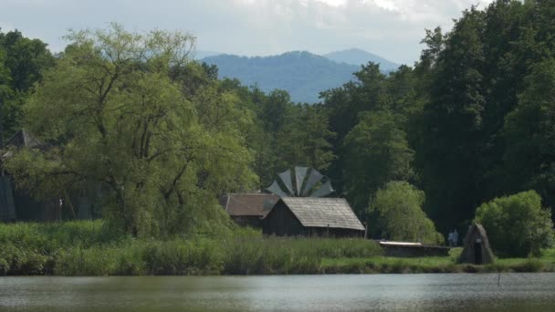 Paysage Roumain Avec Maisons Traditionnelles — Video