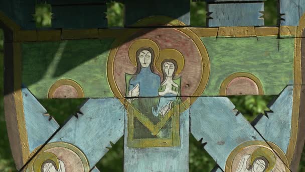 木料上的宗教图标片段 — 图库视频影像