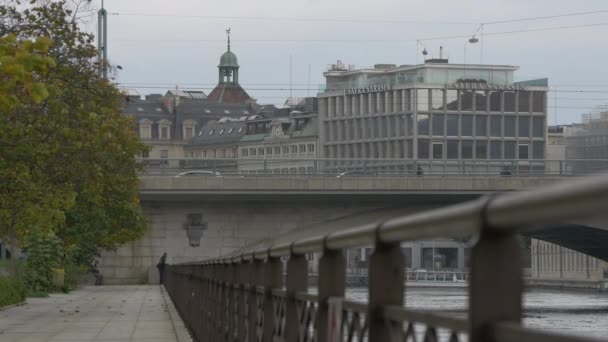 Pont Coulouvrenire Seen Waterfront — стоковое видео