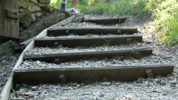 Fuß Die Steintreppe Hinunter — Stockvideo