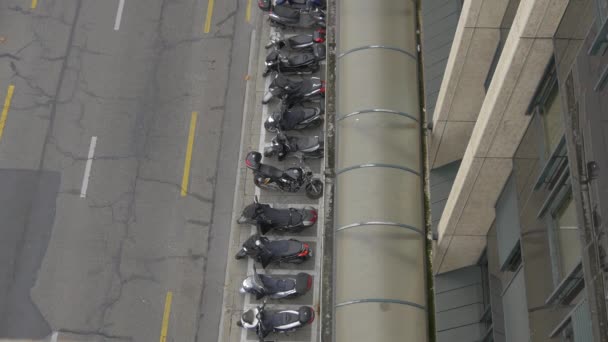 Alto Ángulo Scooters Estacionados Una Calle — Vídeo de stock