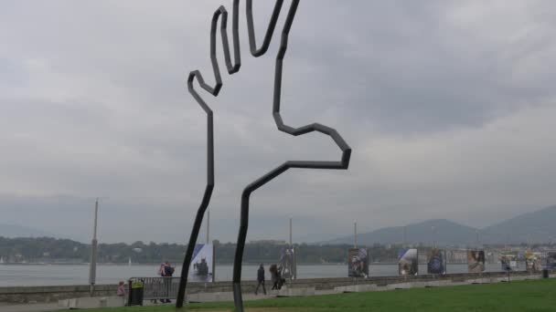 Reuzenhandsculptuur Genève — Stockvideo