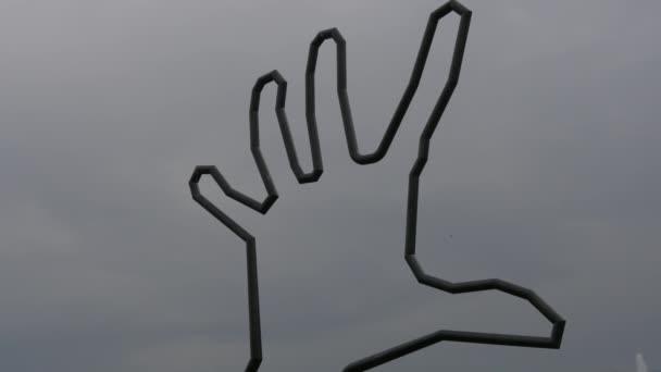 Close Uma Escultura Mão Gigante — Vídeo de Stock