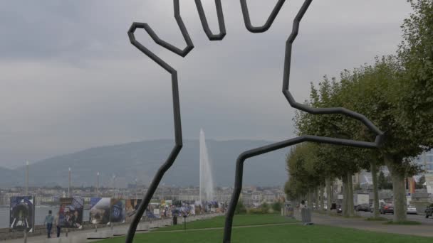 Escultura Mão Gigante Enquadrando Jet Eau — Vídeo de Stock