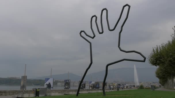 Reuzenhandsculptuur Genève — Stockvideo