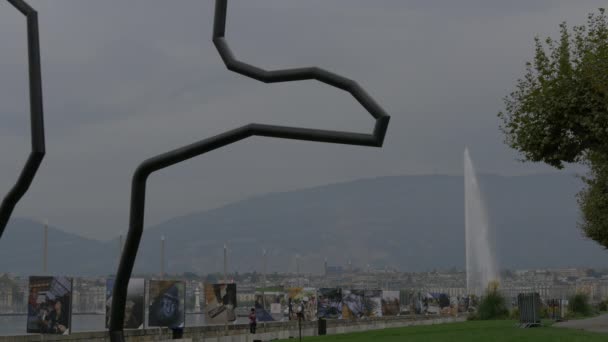 Escultura Mão Gigante Jet Eau — Vídeo de Stock