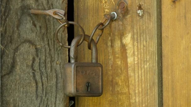 Cadenas Verrouillant Une Porte Bois — Video